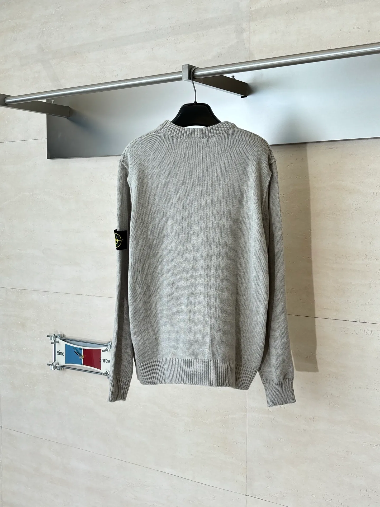 P410 Stone islan*/stone island solid color basic armband round neck knitted sweater. The original version was purchased and developed by 2488. The fabric is made of wool yarn blended nylon. The overall comfort is more skin-friendly than the original version. The YB upper body is particularly tight. We adjusted the overall feel and skin-friendly feeling based on the original wool yarn quality. Both are more comfortable and breathable than the ZP upper body. There is no difference between the stripes and the original version. And it can be done with full grade. Supports random detection of wool content. We ensure that every item our customers receive is of high quality. It also needs to be taken to the tatting factory for secondary processing. Stone Island armband, the overall wiring is straight and delicate, the fabric is comfortable and soft, the color is consistent without color difference Size: S/M/L/XL
